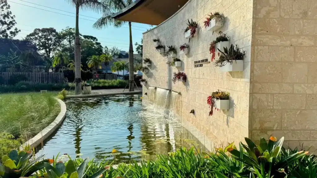 المبنى البحثي المقاوم للأعاصير يطل على المناظر الطبيعية، يوحي بالهدوء والحماية.