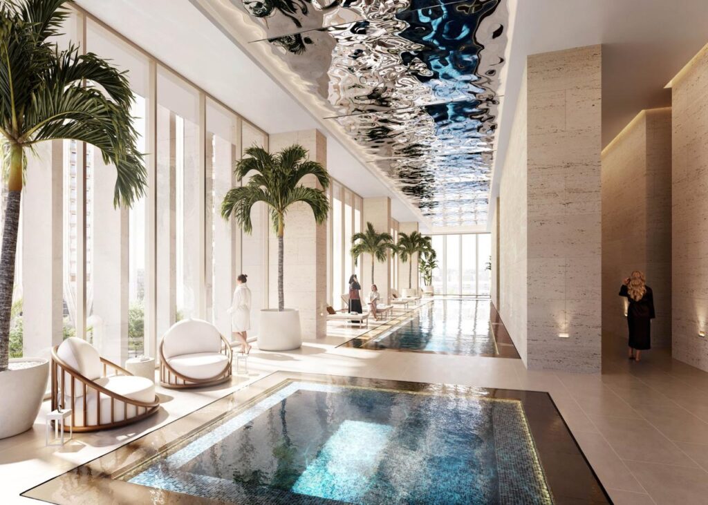 مسبح داخلي واسع في منتجع صحي ضمن المشروع الطبي، يتميز بأسقف عاكسة وإضاءة طبيعية غزيرة، تعكس تفاصيل العمارة السلمانية الحديثة في المساحات الترفيهية.