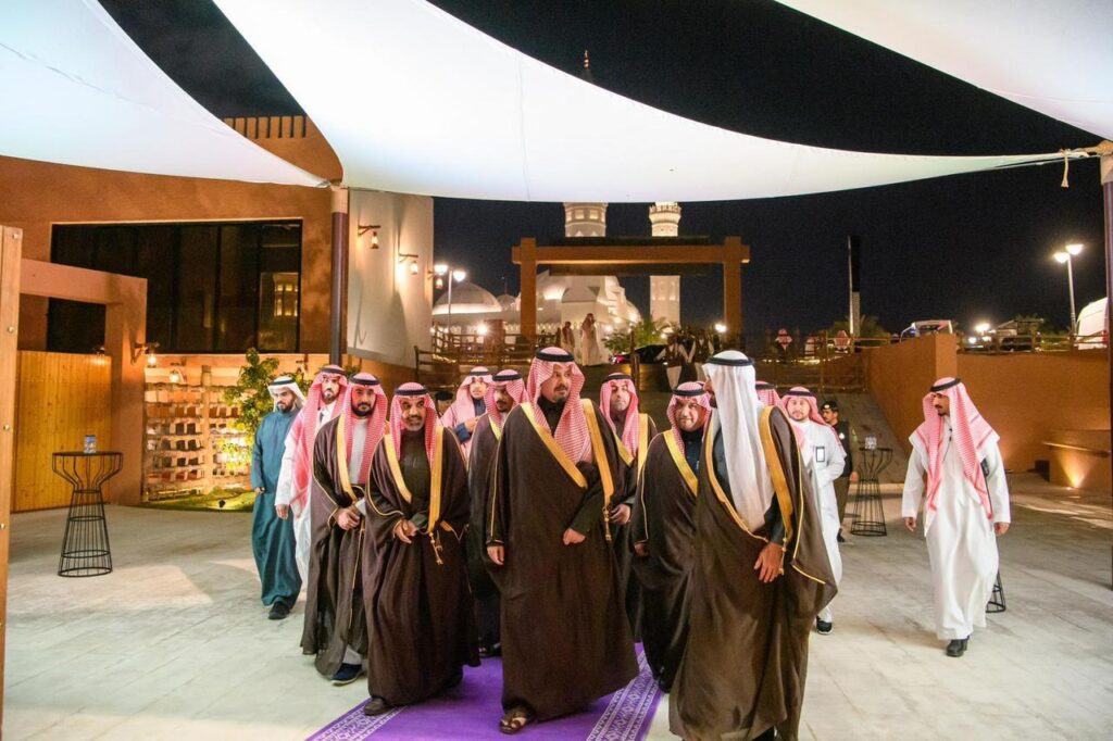 وفد سعودي يصل إلى موقع إطلاق بستان المستظل وحدائق السيرة في المدينة المنورة، بالقرب من السياق المقدس، تماشياً مع رؤية 2030.