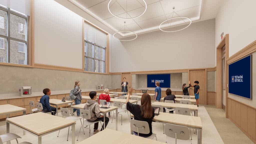 صف دراسي مُصمم خصيصًا لبرنامج الأكاديمية الأميركية للديمقراطية في جناح تانغ، يدمج بين الإضاءة الطبيعية والطاولات المعيارية ضمن التصاميم المعمارية التعليمية الحديثة.