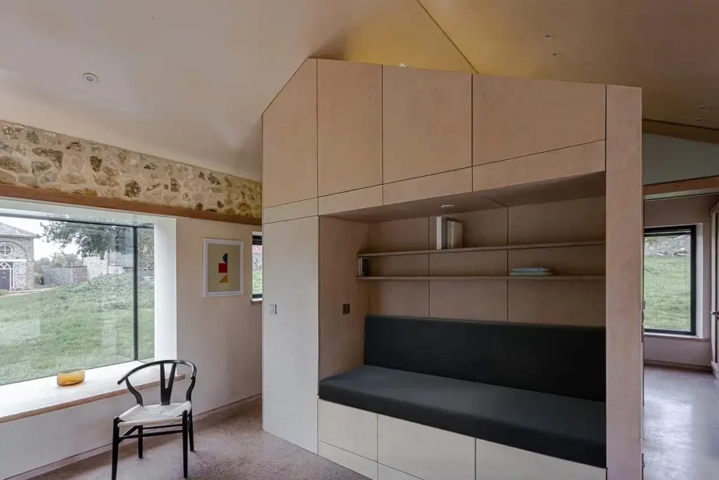 الميزانين الهادئ يتيح زاوية قراءة علوية تطل على عمق المساحة.