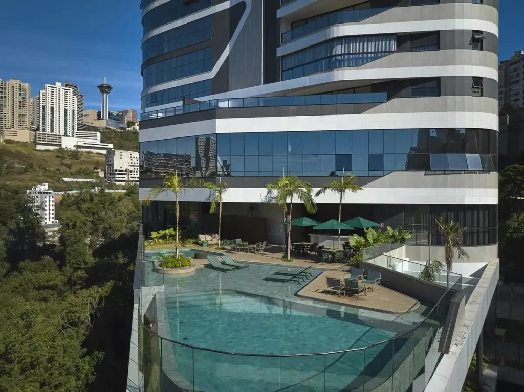 Rooftop pool area of Edif&iacute;cio Mir&oacute; Tower, where duplex typology units open to terraced leisure zones overlooking the city.