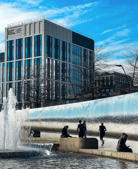 مبنى كلية شيفيلد للأعمال في جامعة شيفيلد هالام، مع نافورة مائية أمامية ومساحة عامة يرتادها الطلاب، كجزء من مشروع العمارة الأكاديمية لانغسيت وريدمايرز وستراينز.