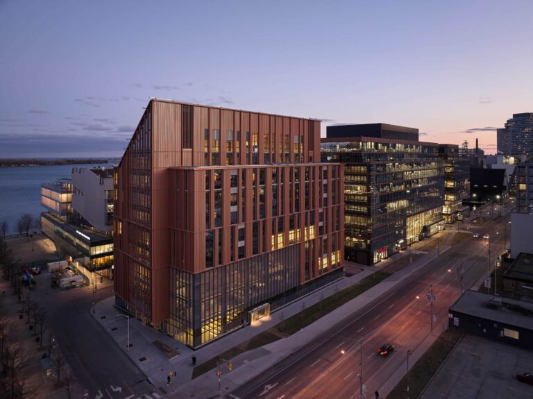 طوابق من الخشب: كيف أعاد مشروع ريادي تعريف البناء المستدام