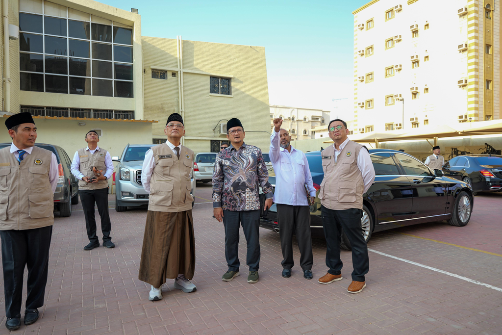 Indonesian Minister of Hajj and Umrah visits the project site with Consul General Yusron B. Ambary and members of the Indonesian diplomatic delegation, while Hasyim Bin Salim Hilaby, the project’s Owner’s Representative and liaison coordinator, briefs the delegation in Indonesian on the building and its ongoing development.