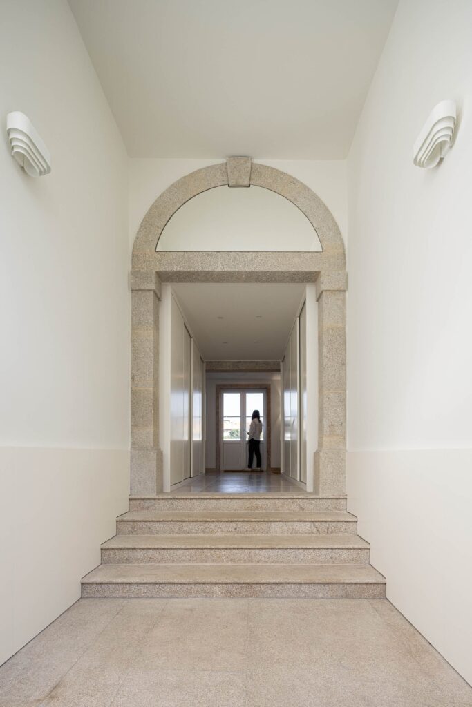 Comprehensive view of Rua de Adolfo Casais Monteiro project, analyzing the integration of historic facade restoration, modern extensions, interior courtyards, green spaces, and residential unit distribution in a four-story building.