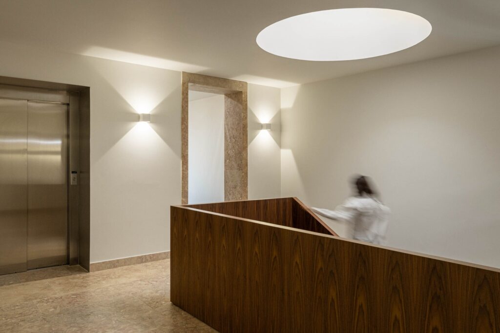 Comprehensive view of Rua de Adolfo Casais Monteiro project, analyzing the integration of historic facade restoration, modern extensions, interior courtyards, green spaces, and residential unit distribution in a four-story building.