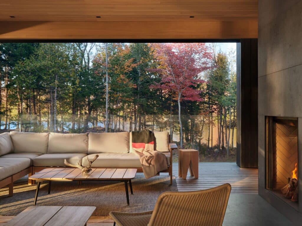Long Lake Cabin showcases a sustainable architectural design that blends natural wood materials with the surrounding forest while offering elevated spaces and panoramic views connected seamlessly to the landscape.