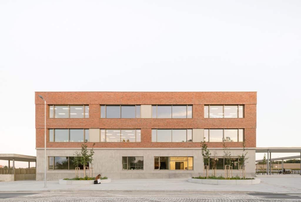Open central courtyard of the Cheneh school showing flexible learning spaces and student interaction areas.