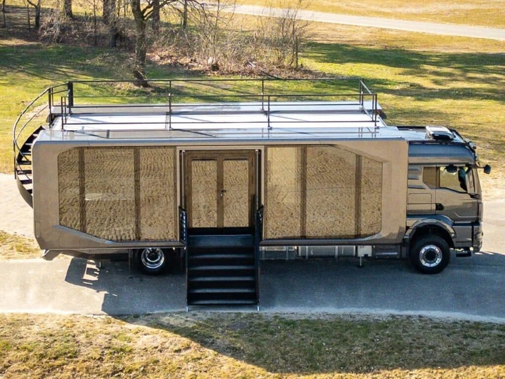 Side view of the expanded Shiver x Expandable unit showing the main entrance stairs and large panoramic windows.