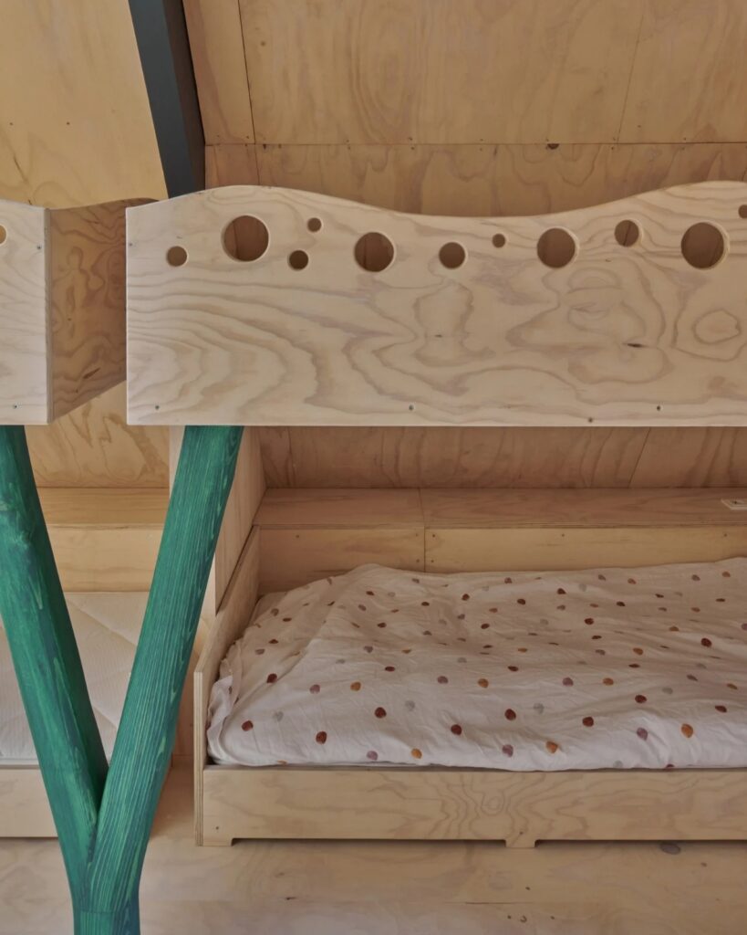 Natural materials and wooden structures used in the construction of the Herperduin project.