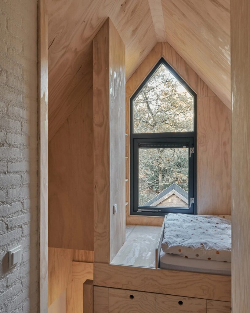 Natural materials and wooden structures used in the construction of the Herperduin project.