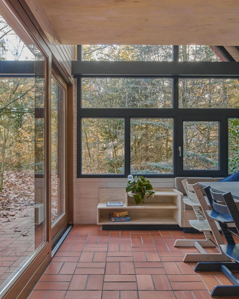 Natural materials and wooden structures used in the construction of the Herperduin project.