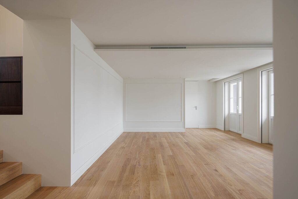 Comprehensive view of Rua de Adolfo Casais Monteiro project, analyzing the integration of historic facade restoration, modern extensions, interior courtyards, green spaces, and residential unit distribution in a four-story building.