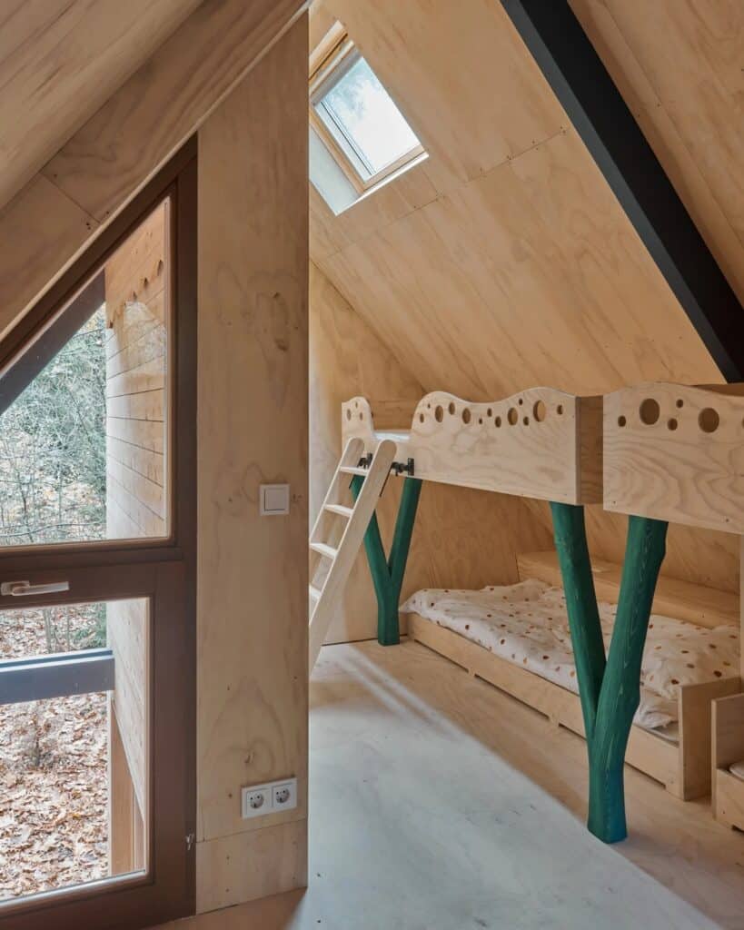 Natural materials and wooden structures used in the construction of the Herperduin project.