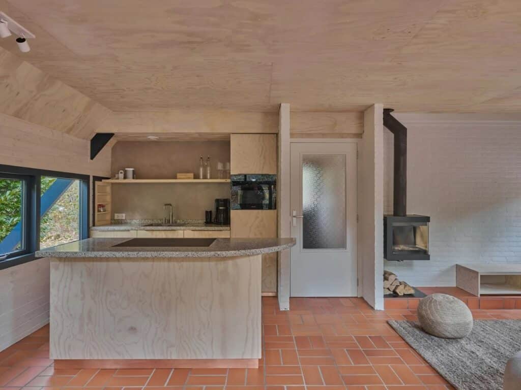 Natural materials and wooden structures used in the construction of the Herperduin project.