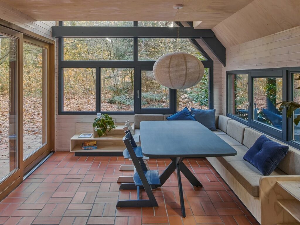 Natural materials and wooden structures used in the construction of the Herperduin project.