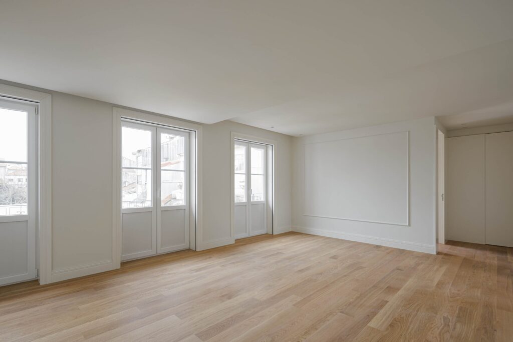 Comprehensive view of Rua de Adolfo Casais Monteiro project, analyzing the integration of historic facade restoration, modern extensions, interior courtyards, green spaces, and residential unit distribution in a four-story building.