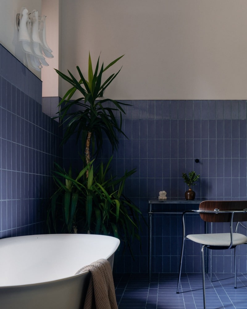 Private residence interior reflecting the owner's personality with natural materials, neutral colors, flexible spaces, and central fireplace, balancing functionality and aesthetics.