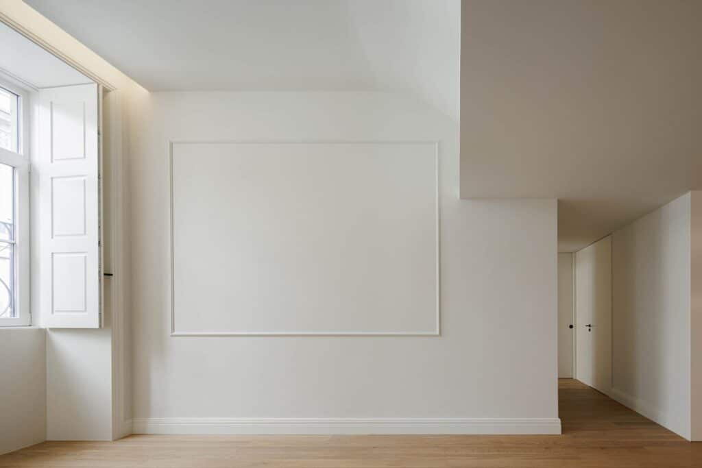 Comprehensive view of Rua de Adolfo Casais Monteiro project, analyzing the integration of historic facade restoration, modern extensions, interior courtyards, green spaces, and residential unit distribution in a four-story building.