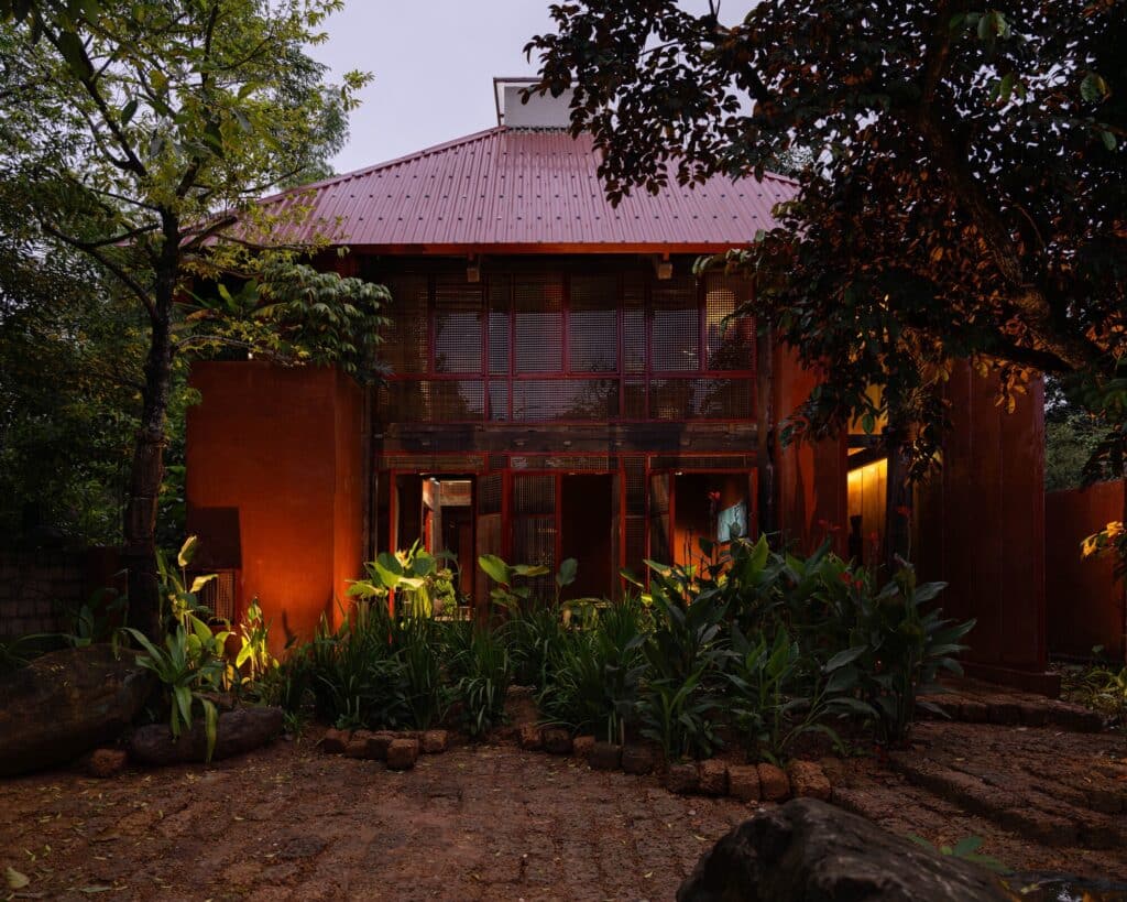 M&Ocirc;he'ritage project in Hanoi combines contemporary architecture with traditional Vietnamese materials, wooden structures, corrugated metal roofs, water features, and heritage fragments, creating a sustainable, culturally rich environment that connects human experience with historical context