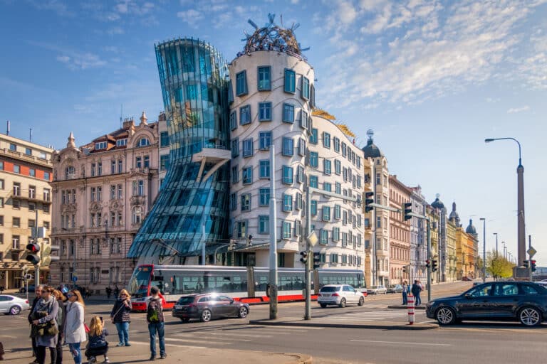 منظر لمبنى البيت الراقص في براغ بتصميمه المنحني المميز بجوار مبانٍ كلاسيكية تاريخية.