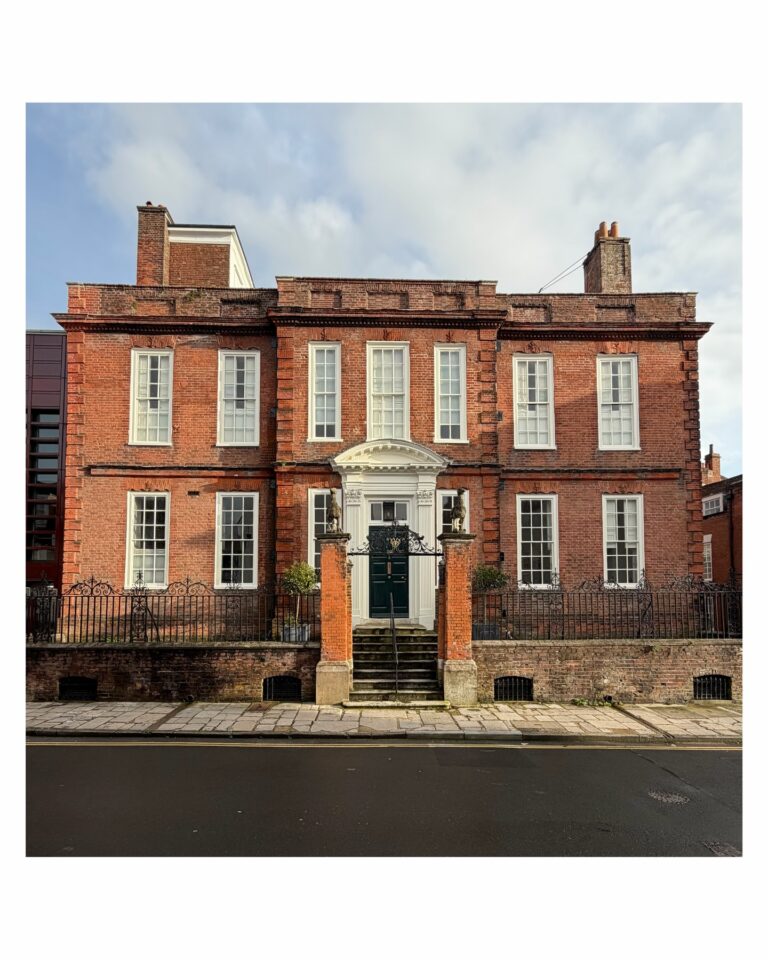 The English House as Architectural Archive: Reading Dan Cruickshank