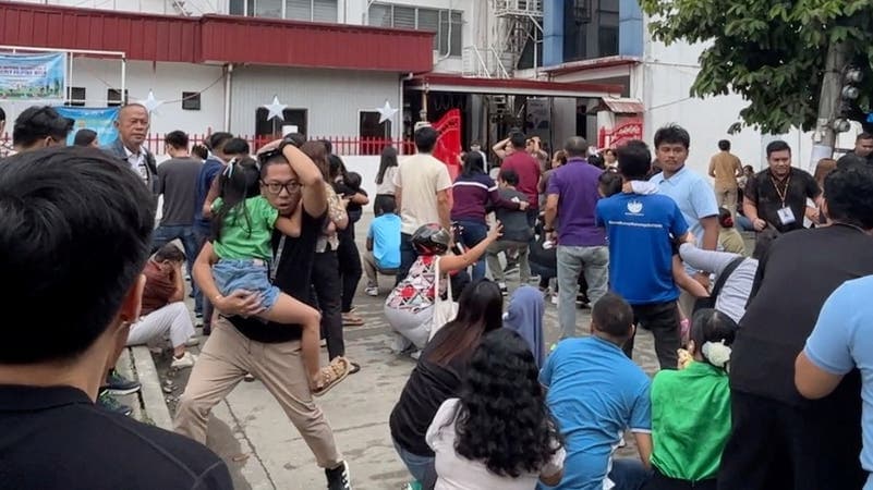 Seismic-resistant design (disenyo ng bahay na ligtas sa lindol) failure: a residential building tilts severely after an earthquake, showing structural collapse in non-reinforced concrete.