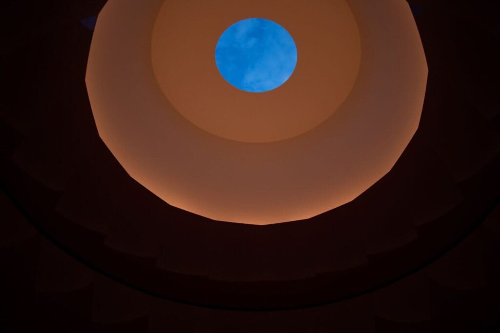 أول متحف دولي للفن المعاصر في بانكوك يضم تركيب جيمس توريل غرفة مغلقة مع أوكيولوس وإضاءة محيطة