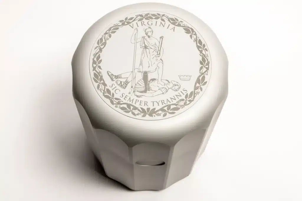 منظر علوي لكبسولة زمنية للذكرى 250، يُظهر ختم ولاية فرجينيا المنقوش مع شعارها &ldquo;Sic Semper Tyrannis&rdquo;، صمّمه نورمان فوستر.