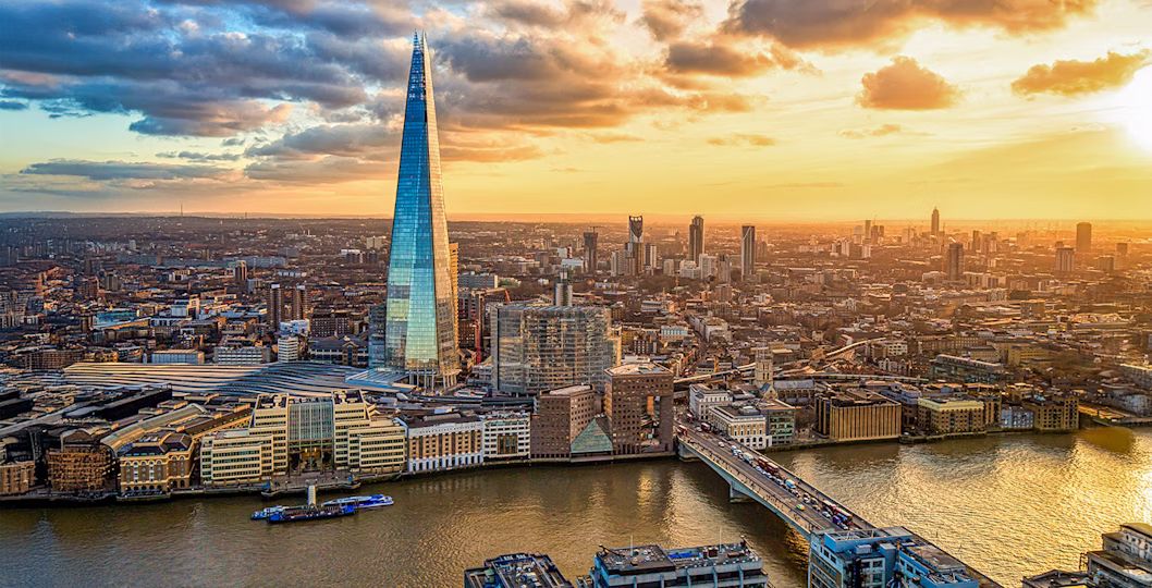 ناطحة سحاب زجاجية في لندن بكتلة رأسية متكسرة