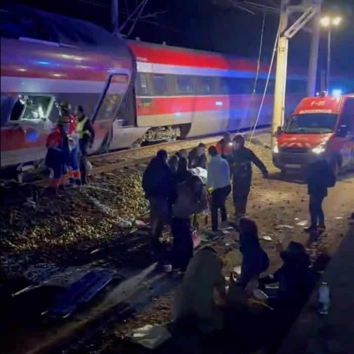 لقطة قريبة للمنحدرات الجانبية للسكة الحديدية ومواد "البلاست" المستخدمة لامتصاص الطاقة في تصميم السكك الحديدية عالية السرعة.