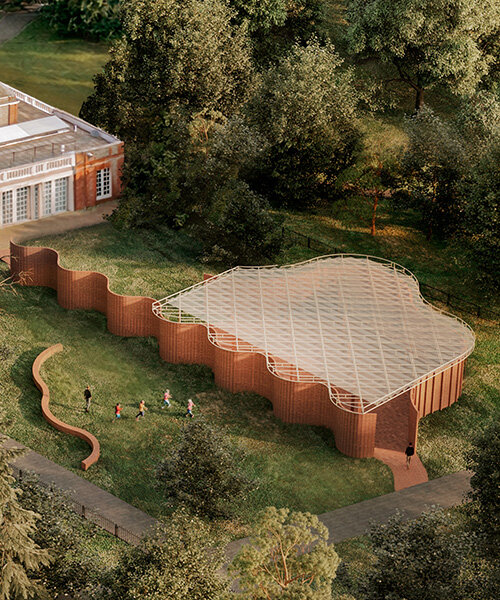 منظر من المستوى الأرضي لجناح الأفعواني 2026 من تصميم LANZA atelier، يظهر الجدران المنحنية من الطوب وتفاعل الزوار جناح سيربنتين.