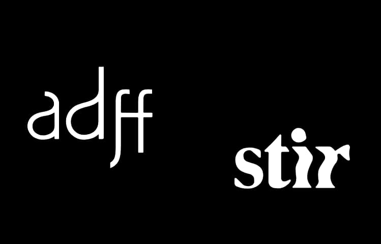 شعار ADFF STIR بالخط الأبيض الصغير على خلفية سوداء، يمثل الهوية البصرية لمهرجان السينما المعمارية والتصميمية.
