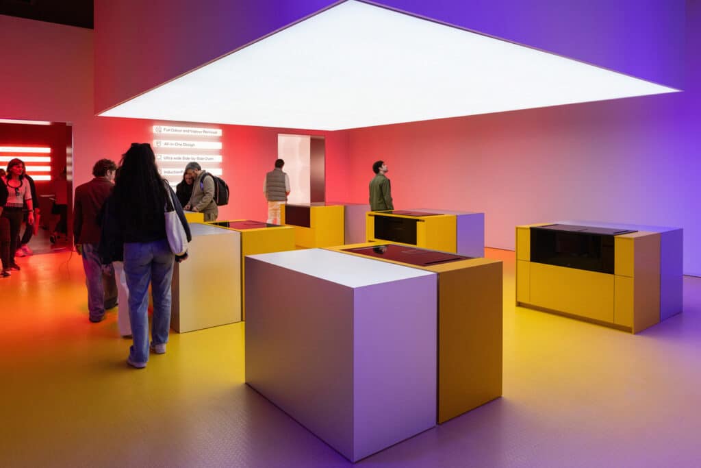 صورة للمهندس المعماري رِم كولهاس، الذي تم تكليفه من قبل معرض سالوني ديل موبيلي 2026 لتصميم المخطط العام لمبادرة "Salone Contract".