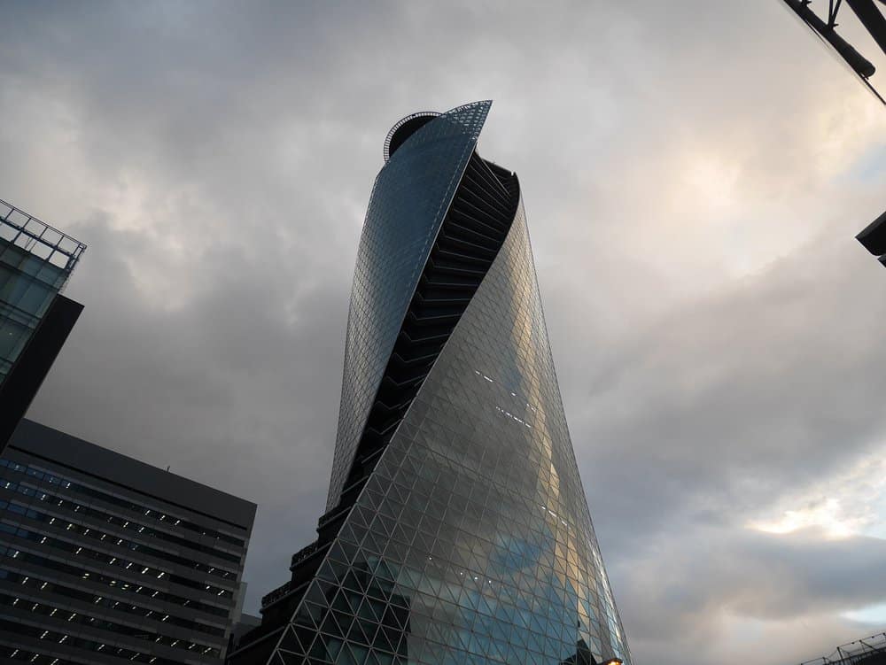 برج معماري حلزوني في ناغويا يعكس العمارة التجريبية من خلال الكتلة الرأسية