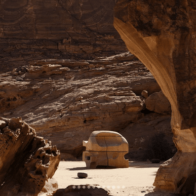 منحوتات هندسية ذهبية تقف في مواجهة جبال الصحراء، كجزء من فعالية الفن المعاصر ديزرت إكس العلا.