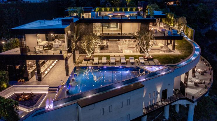 منطقة جلوس فاخرة داخل قصر لا فين، تُظهر التصميم الداخلي الفخم والمفروشات المخصصة من "لا كونتيسينا".