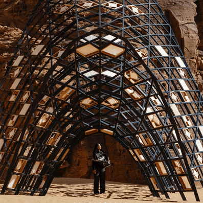 سلسلة من الأراجيح المترابطة مثبتة في الصحراء المفتوحة، تدعو الزوار للتفاعل.