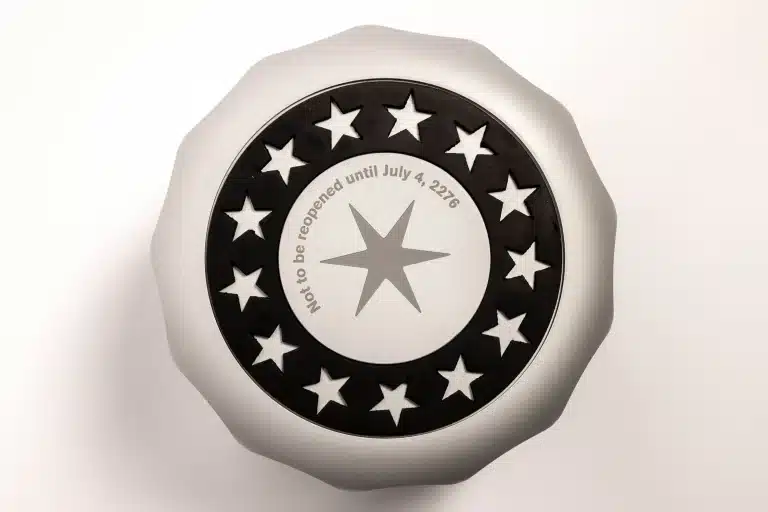 Lid of stone  engraved with thirteen stars and inscription &ldquo;Not to be reopened until July 4, 2276&rdquo;, marking its temporal mandate.