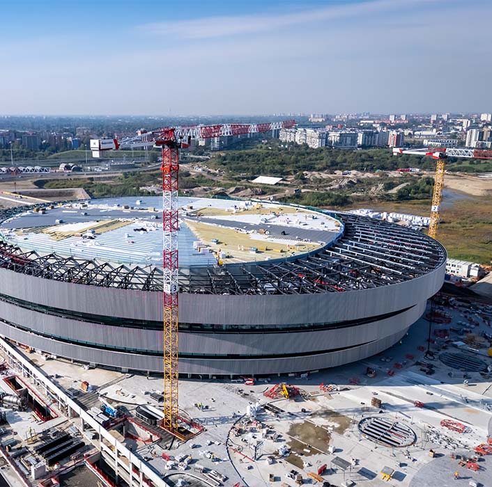 مخطط معماري للملعب، يوضح التصميم البيضاوي، وتوزيع المقاعد، ومسارات الحركة الداخلية