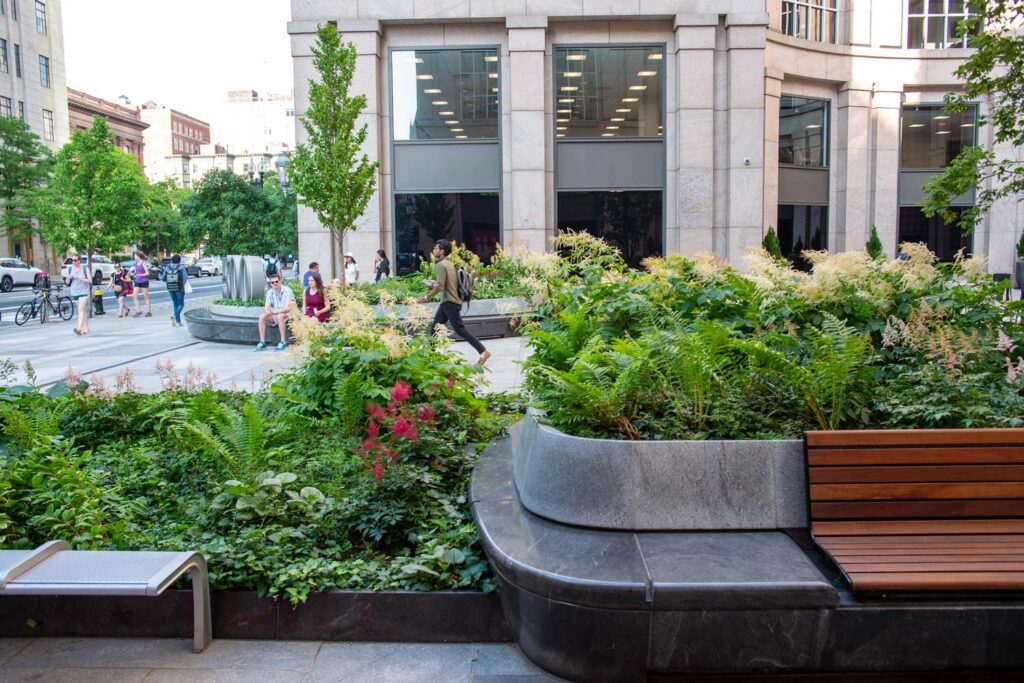 ساحة حضرية مع أحزمة خضراء مدمجة ومسارات حركة للمشاة