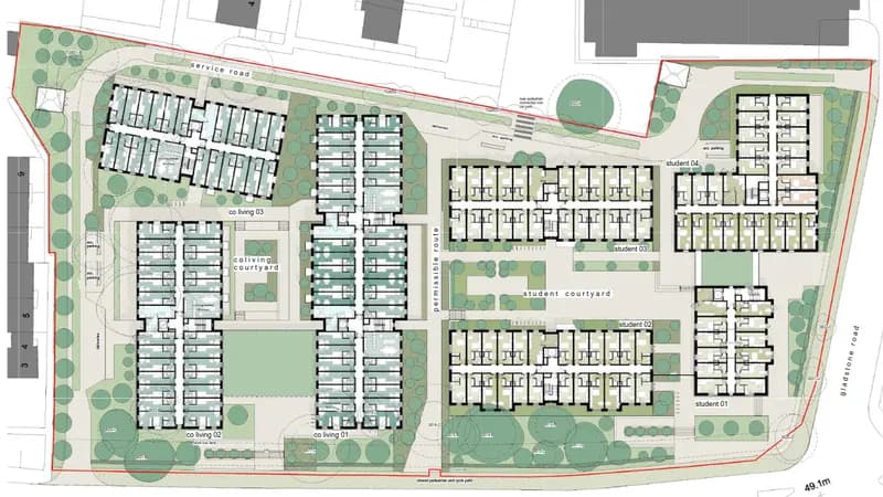 خريطة تخطيطية لمخطط سكني طلابي في إكستر تُظهر الكتل السكنية، الفناءات، والطرق المسموحة بالمرور
