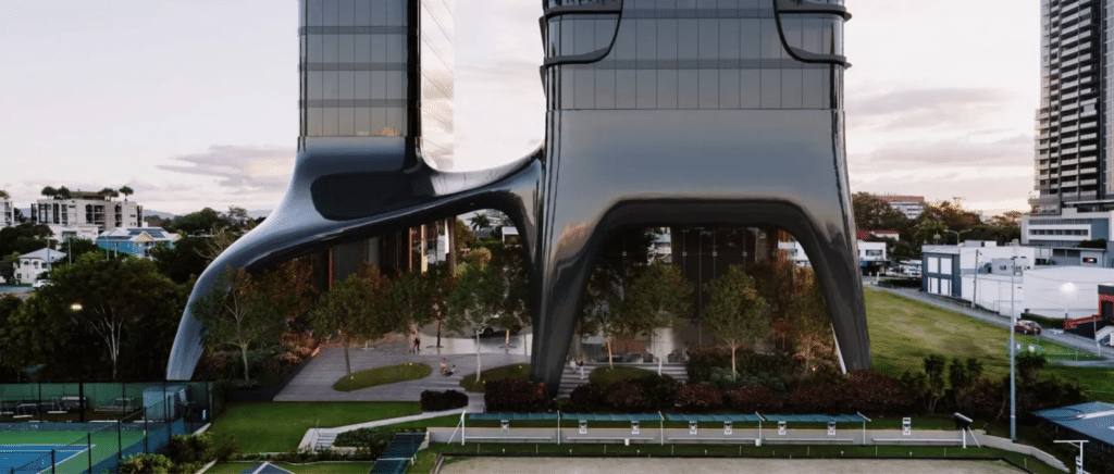 نظرة فاحصة على الأعمدة السائلة الشبيهة بالجذور التي تدعم منصة البرجين المزدوجين، مع مناطق عامة ذات مناظر طبيعية ظاهرة تحتها.