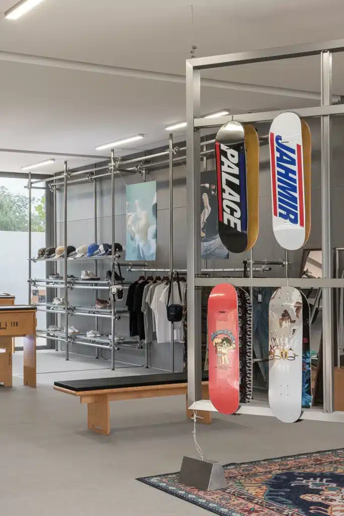 مساحة بيع AVENUE & SON داخل سكايتبارك تشينهوانغداو، تضم رفوفًا صناعية بسيطة، عناصر معاد استخدامها، وألواح تزلج ماركة  لدمج ثقافة الشارع في التجارة اليومية.