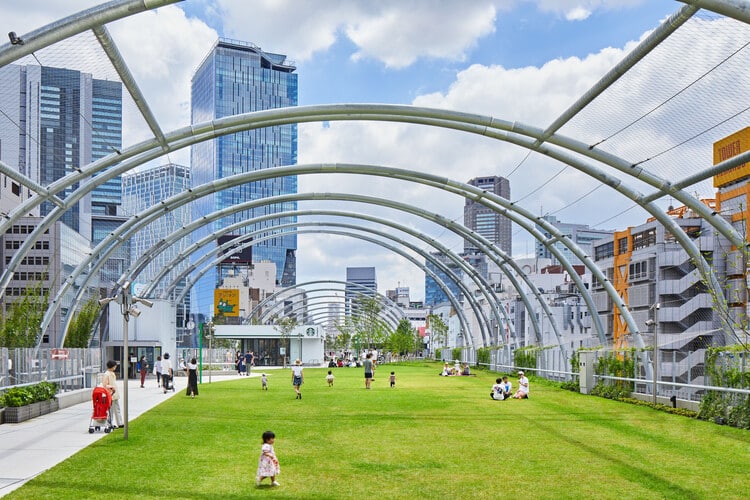 Elevated urban park integrated into dense city fabric without keyword