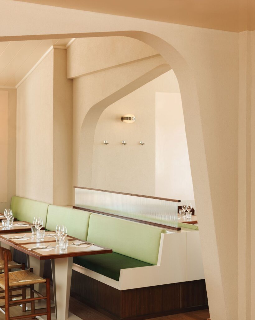 Softly lit dining booths framed by architectural arches at Le Belv&eacute;d&egrave;re restaurant.
