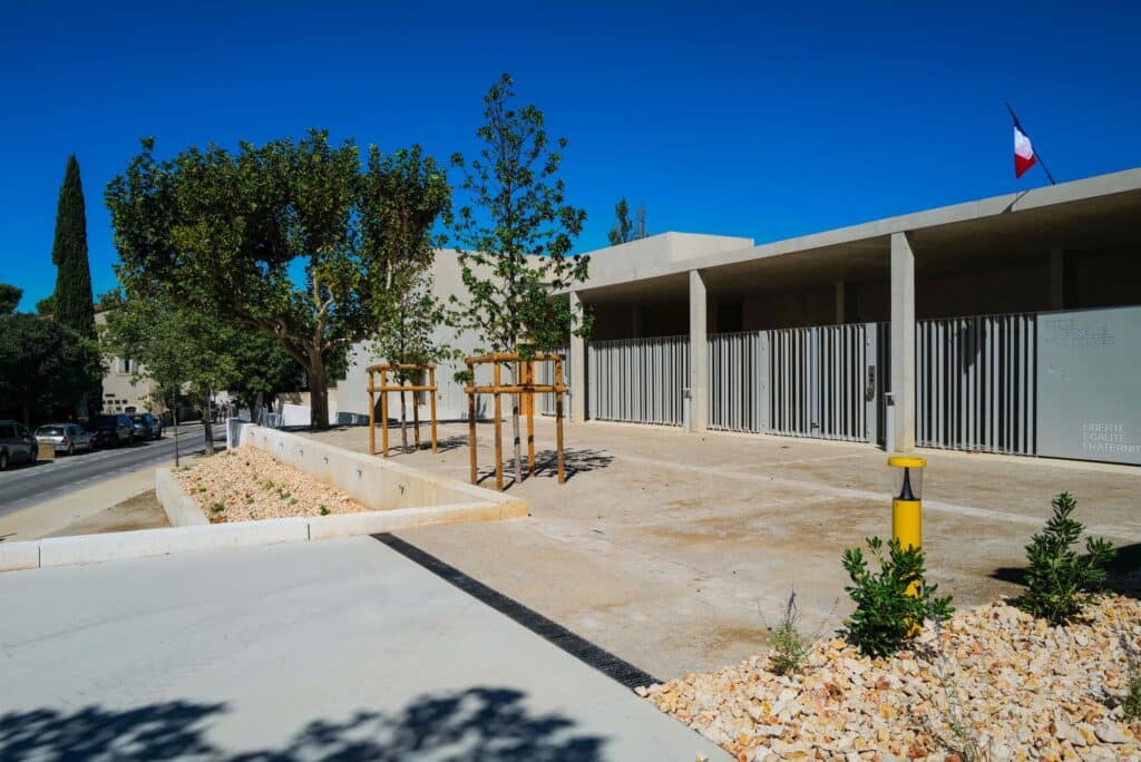 The new entrance plaza (parvis) of Paul Doumer School connecting the institution with the urban fabric.