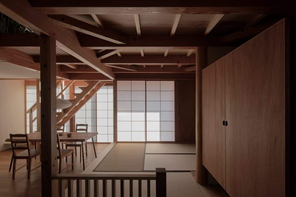 Interior view with a focus on the play of shadows on tatami mats and wooden surfaces.