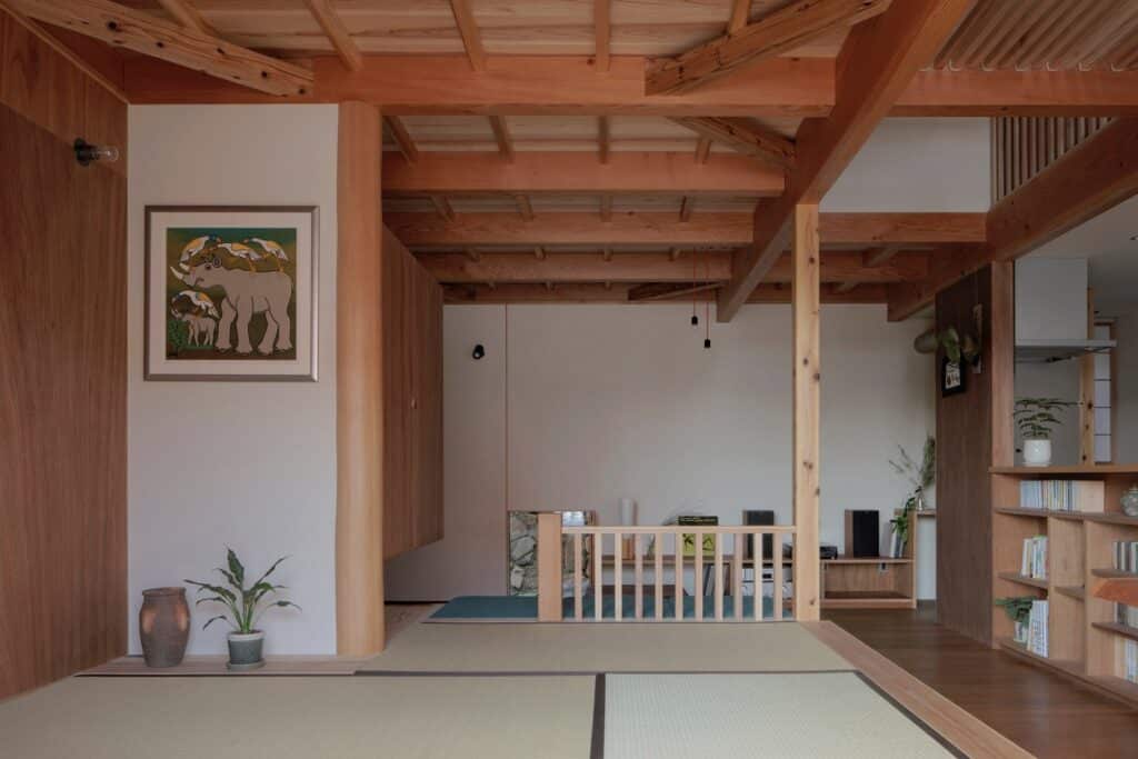 Traditional Japanese room with tatami mats, a circular wooden pillar, and a Tokonoma alcove featuring art.